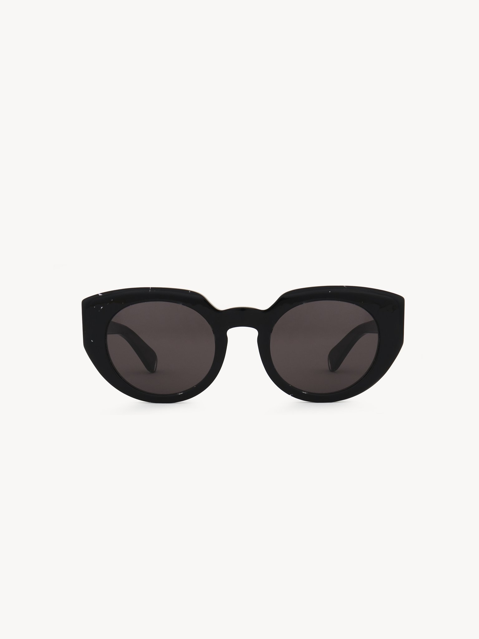 Gayia sunglasses Crystal black recycled acetate & bio-based nylon
Solid grey lenses Back view of the product