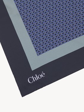 The Chloé Mini Tie-Print scarf in silk Mini tie print on organic silk
Silky Blue Product detail