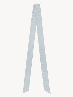 The Chloé Mini Tie-Print bandeau scarf in silk Mini tie print on organic silk
Turquoise Blue