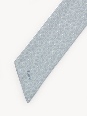 The Chloé Mini Tie-Print bandeau scarf in silk Mini tie print on organic silk
Turquoise Blue Product detail