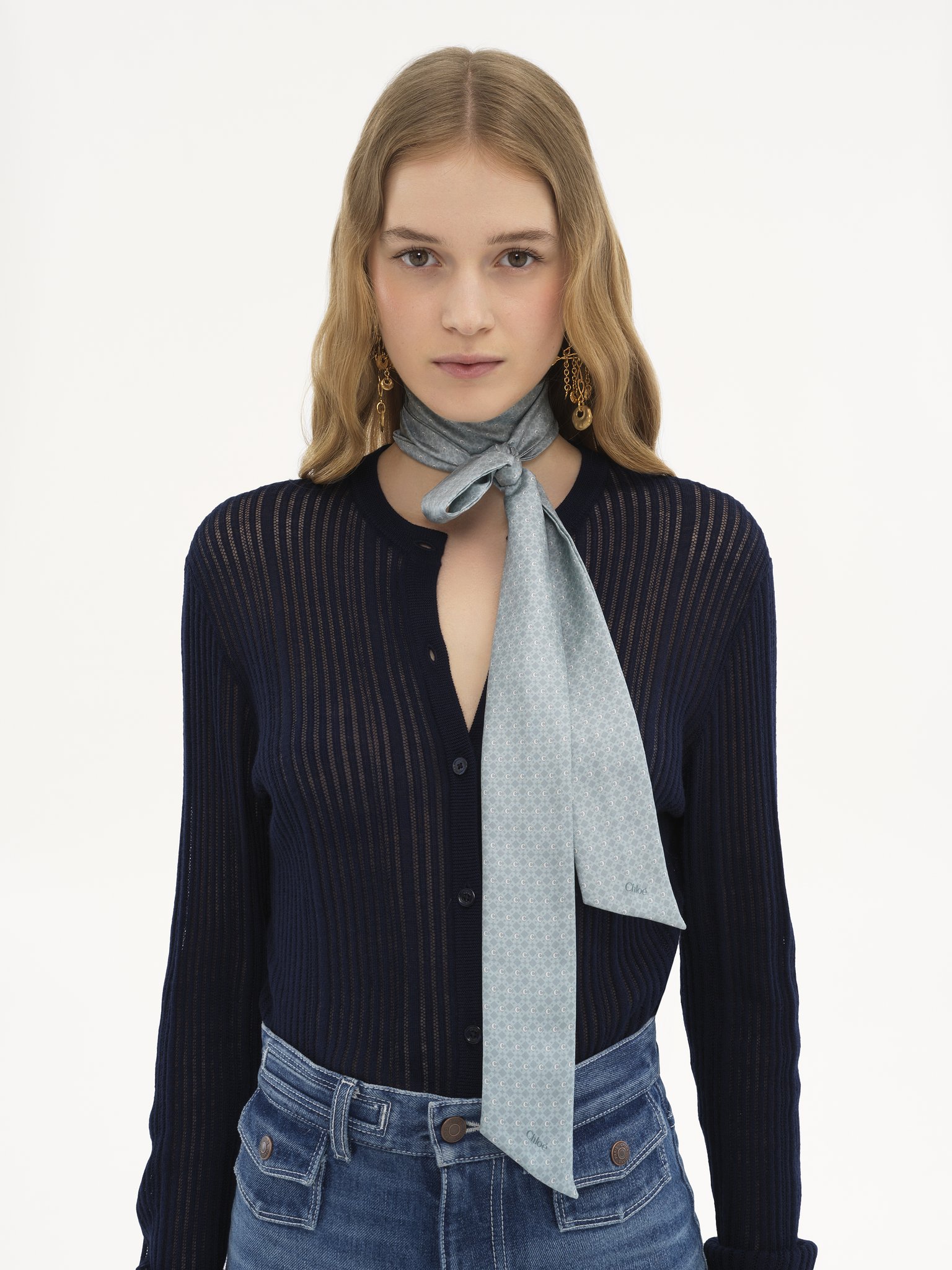 The Chloé Mini Tie-Print bandeau scarf in silk Mini tie print on organic silk
Turquoise Blue Back view of the product