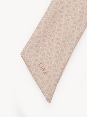 The Chloé Mini Tie-Print bandeau scarf in silk Mini tie print on organic silk
Nude Product detail