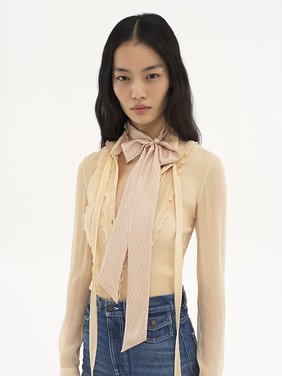 The Chloé Mini Tie-Print bandeau scarf in silk Mini tie print on organic silk
Nude Back view of the product