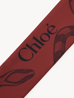 The Chloé Snake bandeau scarf in silk Organic silk
Red & Black Product detail