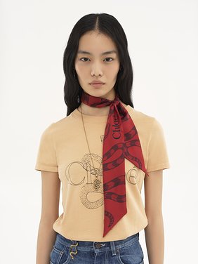 The Chloé Snake bandeau scarf in silk Organic silk
Red & Black Back view of the product