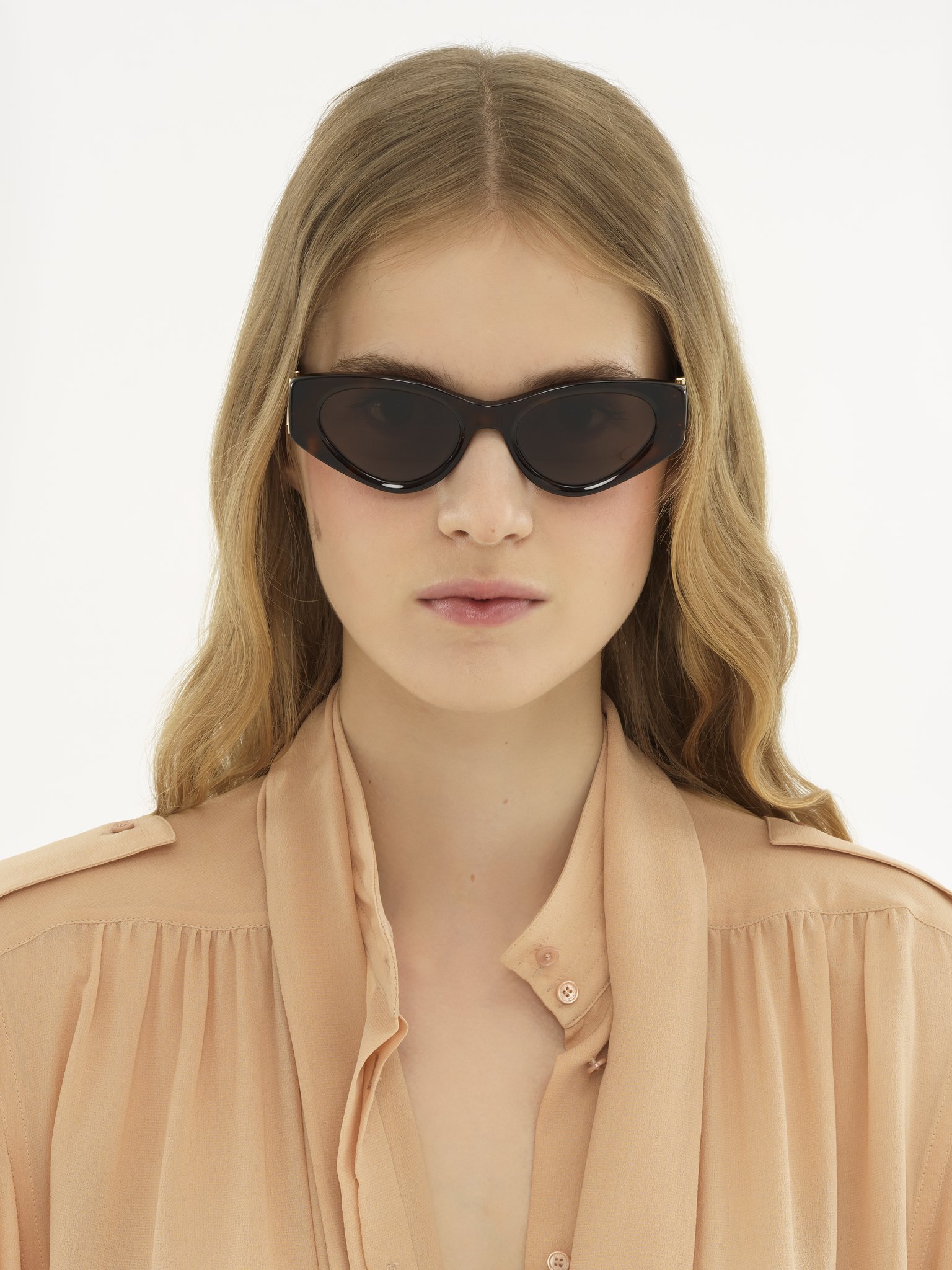 Marcie sunglasses Lower-impact acetate & bio-based nylon
Shiny Dark Havana, solid light brown lenses Front view of the product being worn