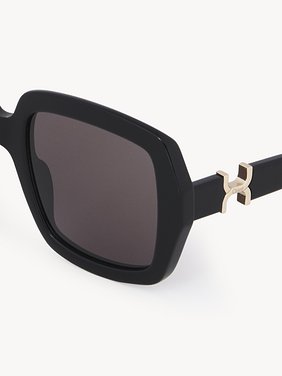 Marcie sunglasses Black lower-impact acetate & bio-based nylon
Solid gray lenses Top view of the product