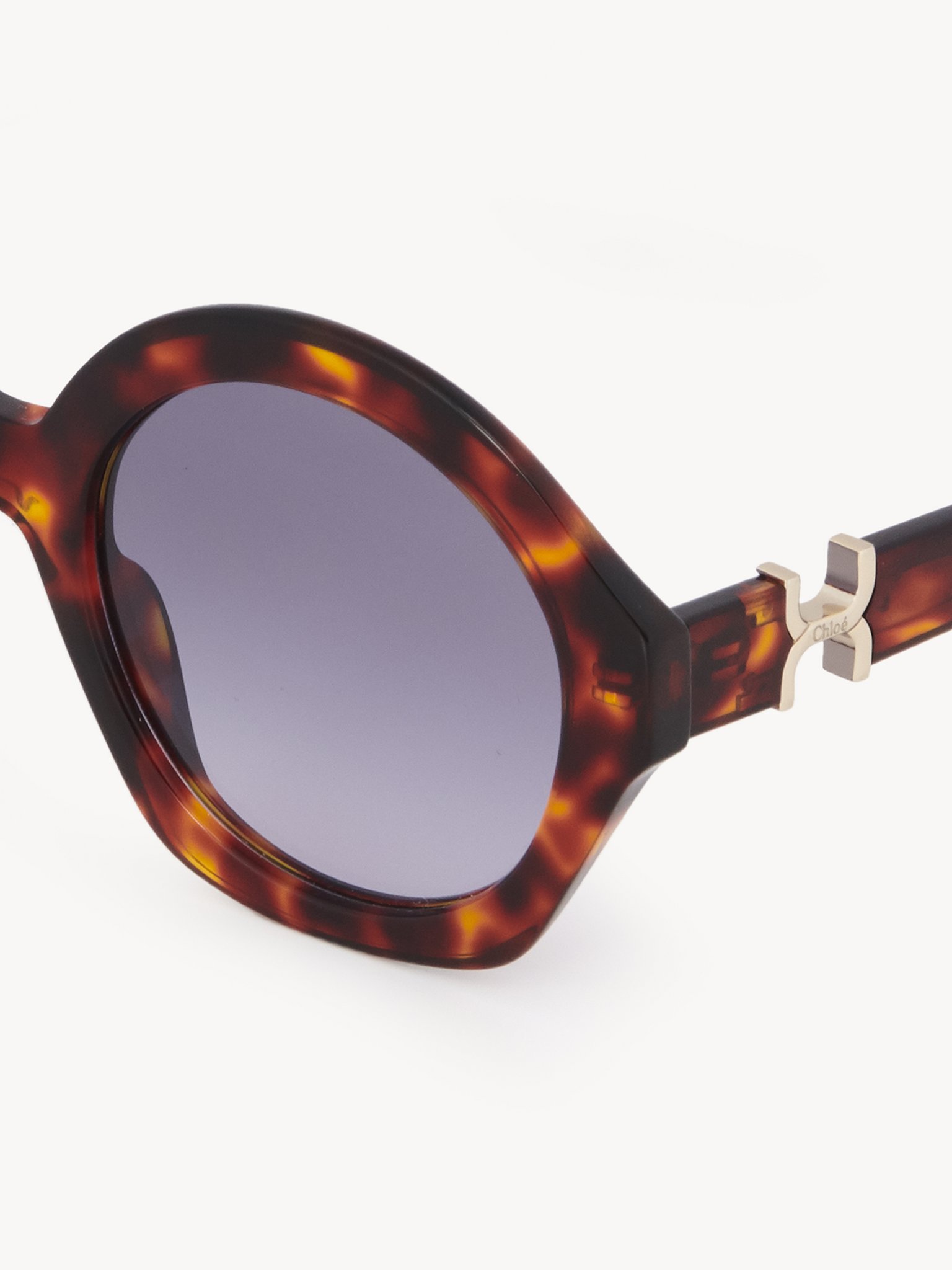 Marcie sunglasses Burnt Havana lower-impact acetate & bio-based nylon
Gradient violet lenses Top view of the product