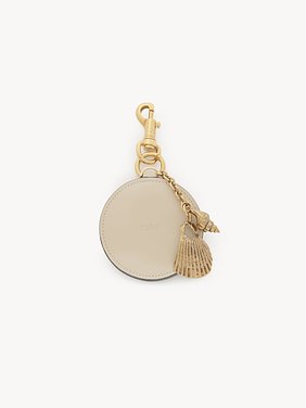 Mirror key ring with shell in shiny leather Natural shiny buffalo leather & brass
Vegetal Beige