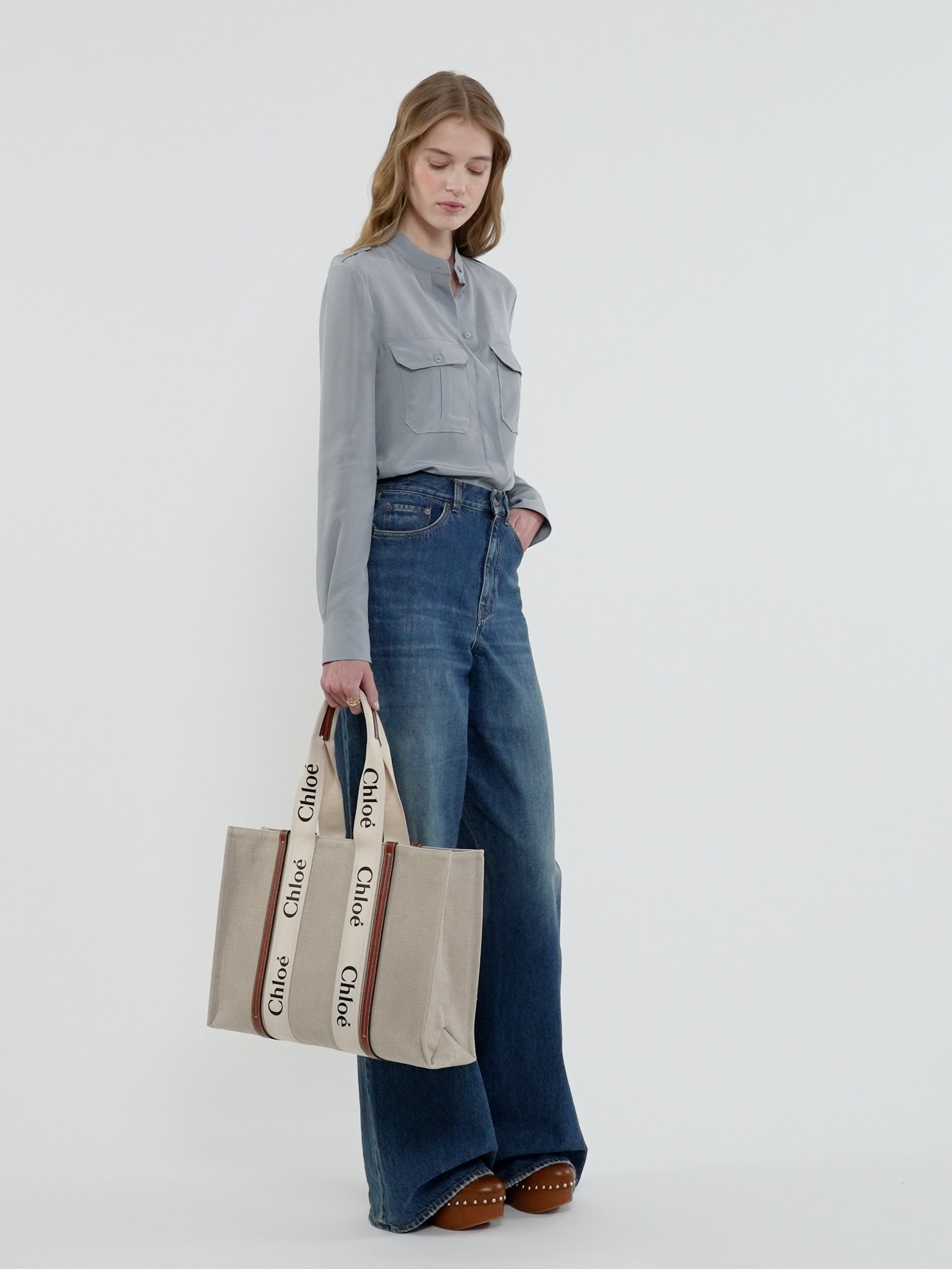 Large Woody tote bag in linen Linen canvas & shiny calfskin with Chloé logo
White & Brown [*** acc_altImage_shotV ***]