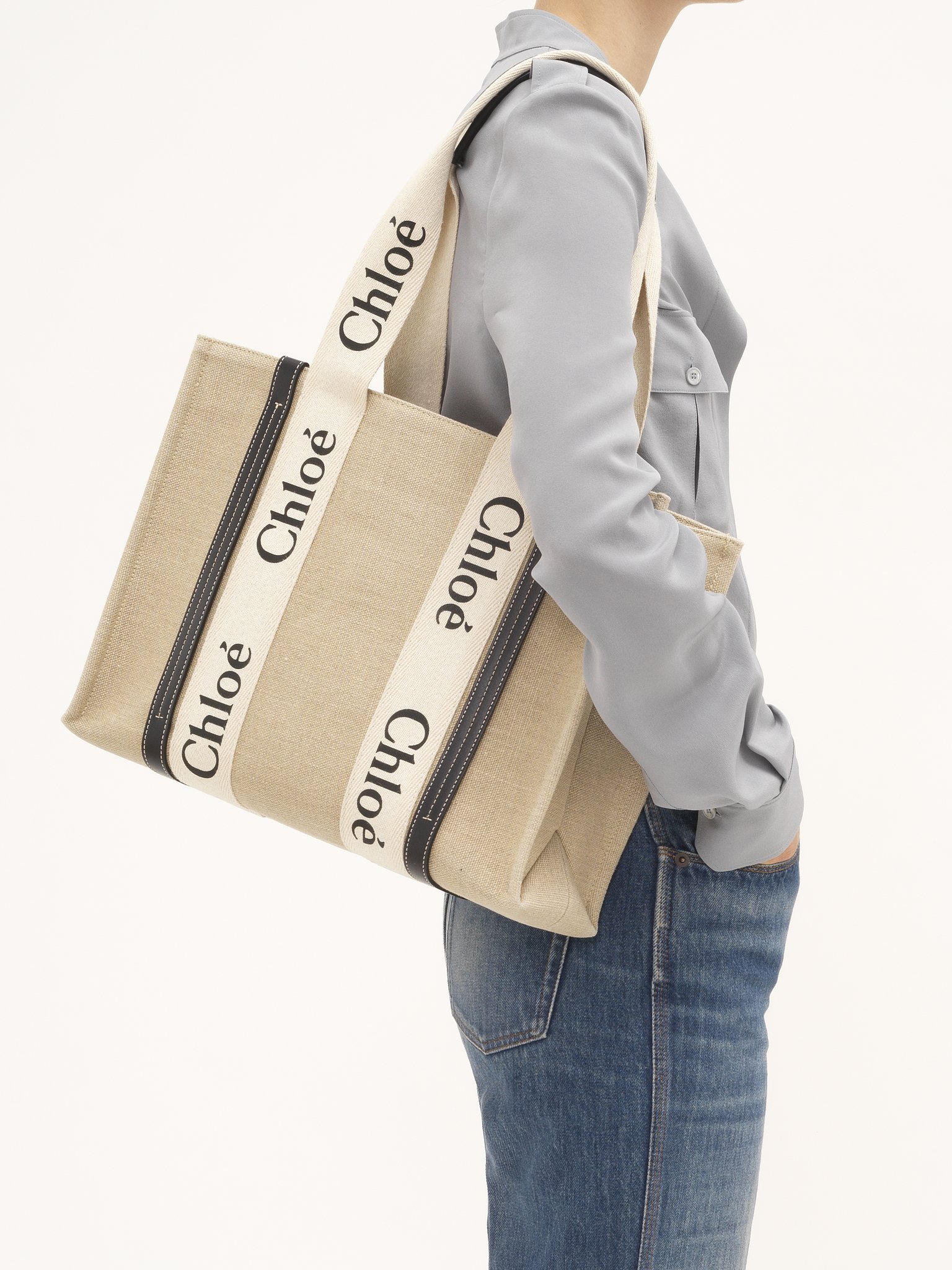 Woody tote bag in linen Linen canvas & shiny calfskin with Chloé logo
White & Blue [*** acc_altImage_shotG ***]