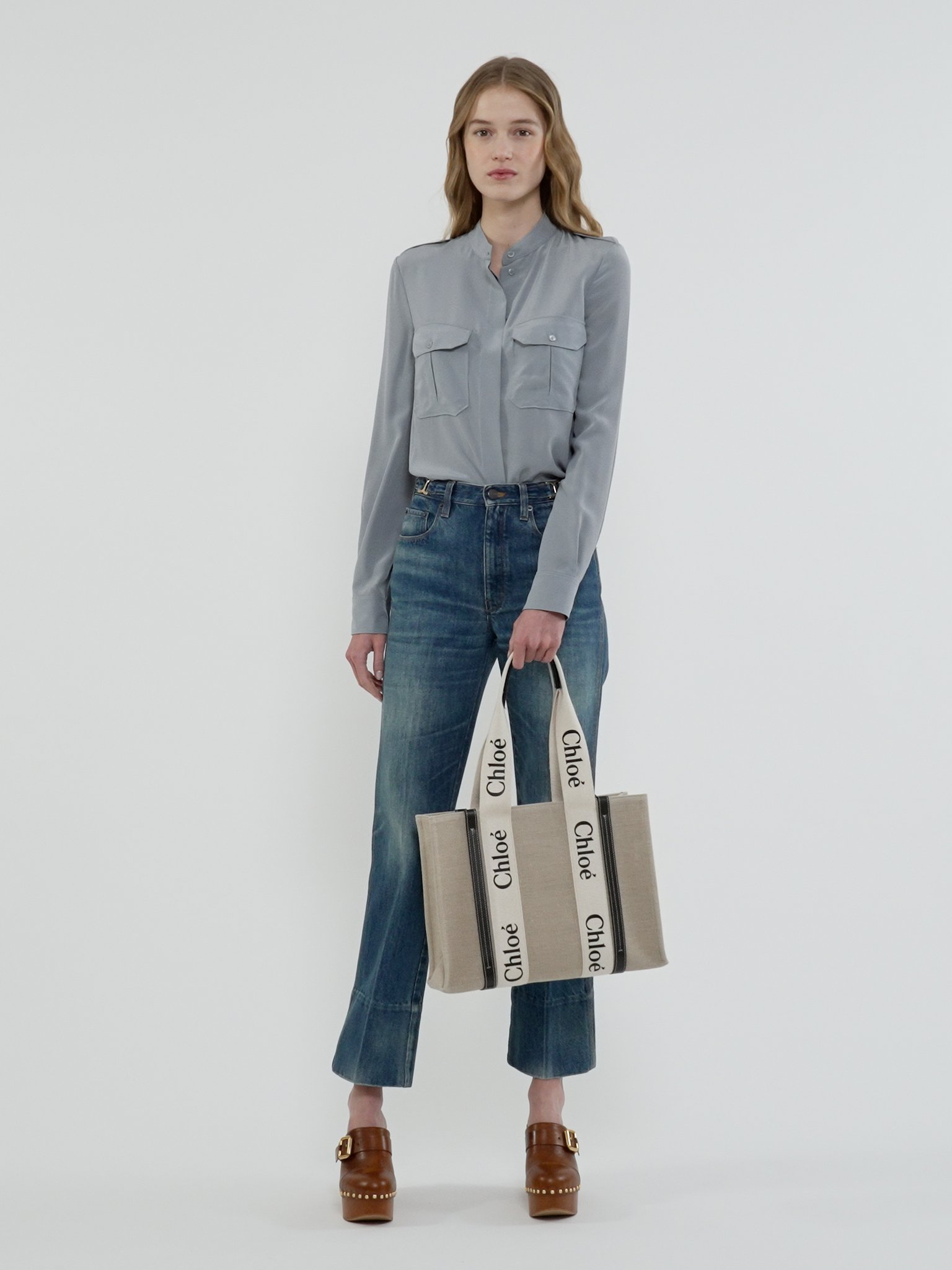 Woody tote bag in linen Linen canvas & shiny calfskin with Chloé logo
White & Blue [*** acc_altImage_shotV ***]