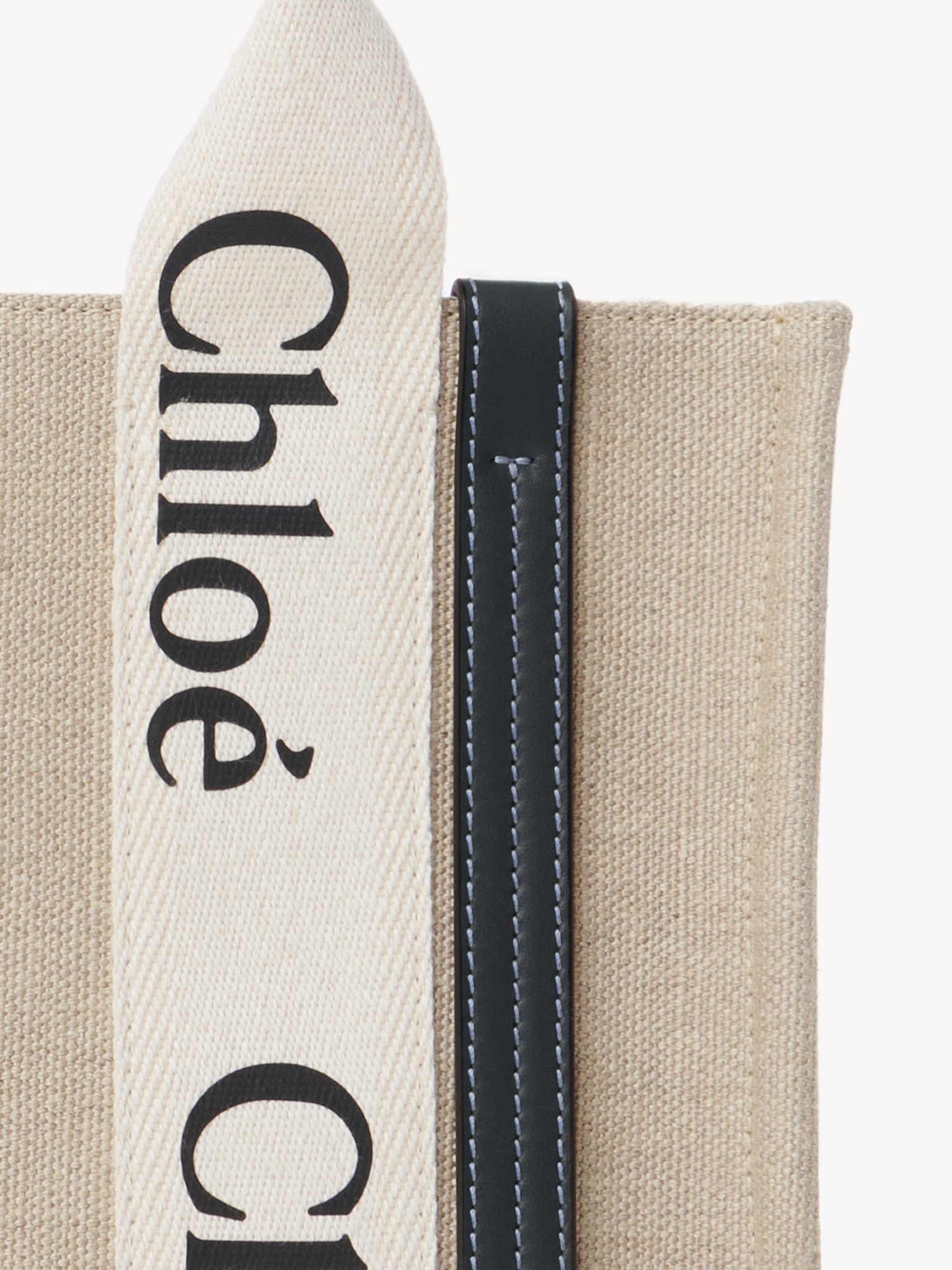 Small Woody tote bag in linen Linen canvas & shiny calfskin with Chloé logo
White & Blue Product detail