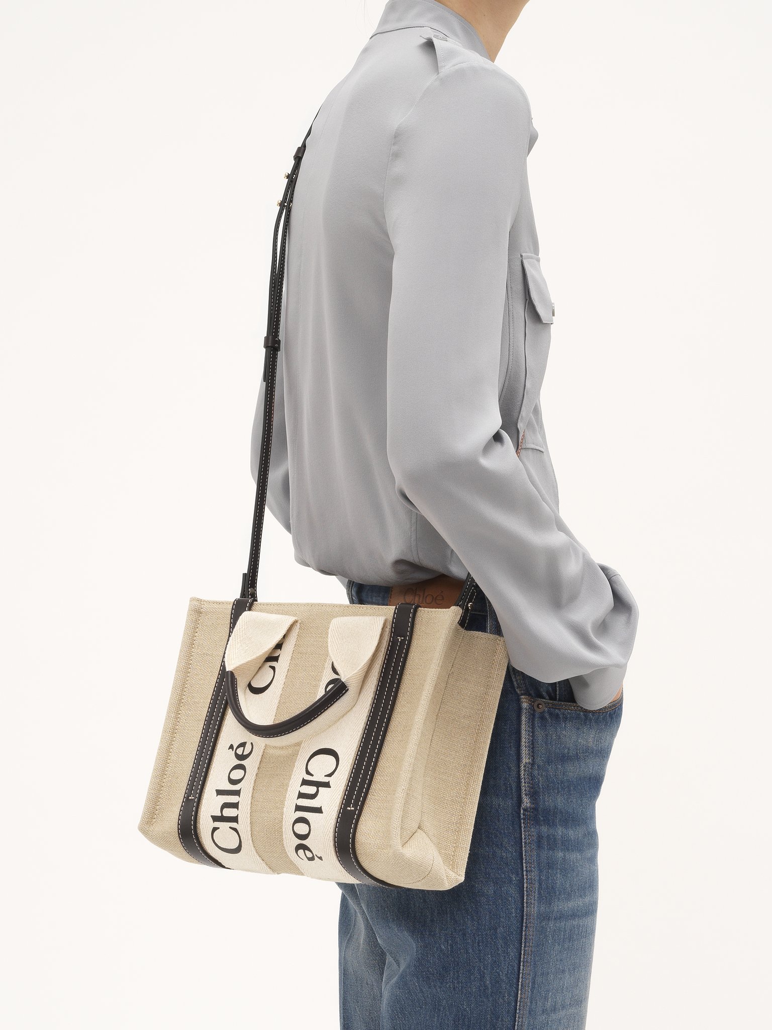 Small Woody tote bag in linen Linen canvas & shiny calfskin with Chloé logo
White & Blue [*** acc_altImage_shotG ***]