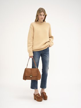 Penelope soft shoulder bag in grained leather Grained bull leather with leather braids
Caramel 