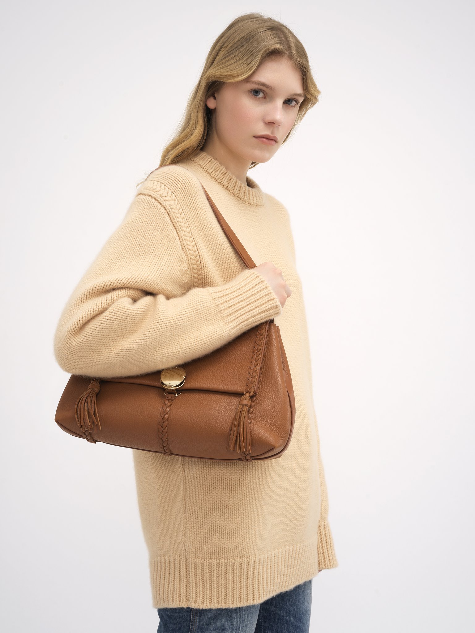 Penelope soft shoulder bag in grained leather Grained bull leather with leather braids
Caramel [*** acc_altImage_shotG ***]