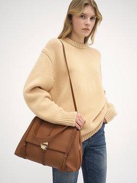 Penelope soft shoulder bag in grained leather Grained bull leather with leather braids
Caramel [*** acc_altImage_shotH ***]