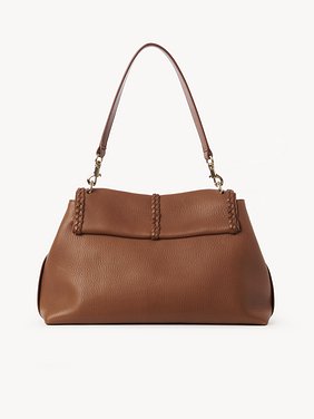 Penelope soft shoulder bag in grained leather Grained bull leather with leather braids
Caramel Back view of the product