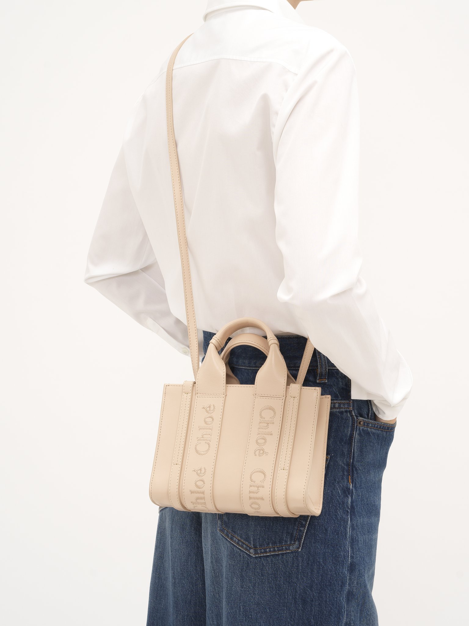 Mini Woody tote bag in soft leather Smooth calfskin with Chloé logo
Cement Pink 