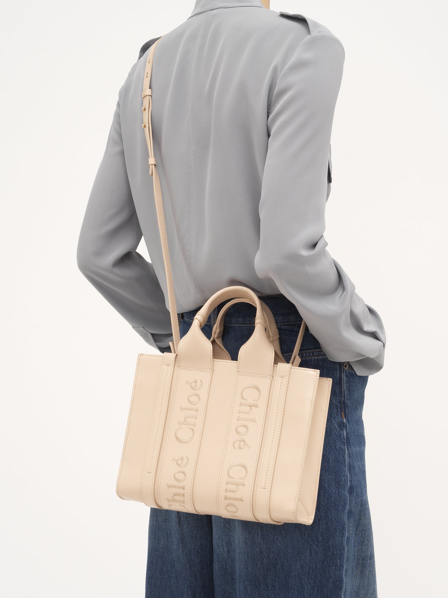 Small Woody tote bag in soft leather Smooth calfskin with Chloé logo
Cement Pink [*** acc_altImage_shotG ***]