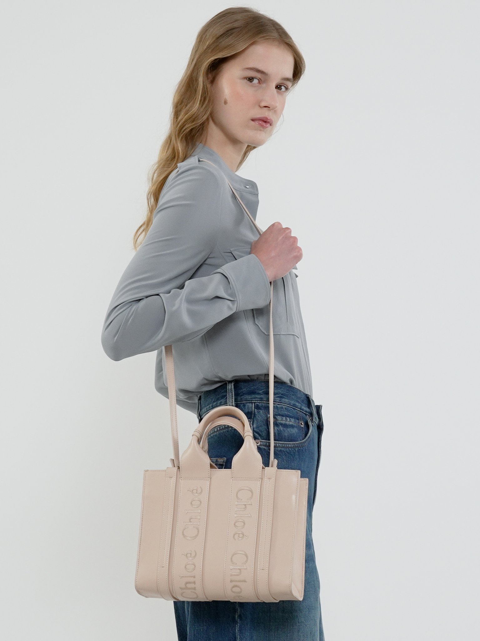 Small Woody tote bag in soft leather Smooth calfskin with Chloé logo
Cement Pink [*** acc_altImage_shotV ***]