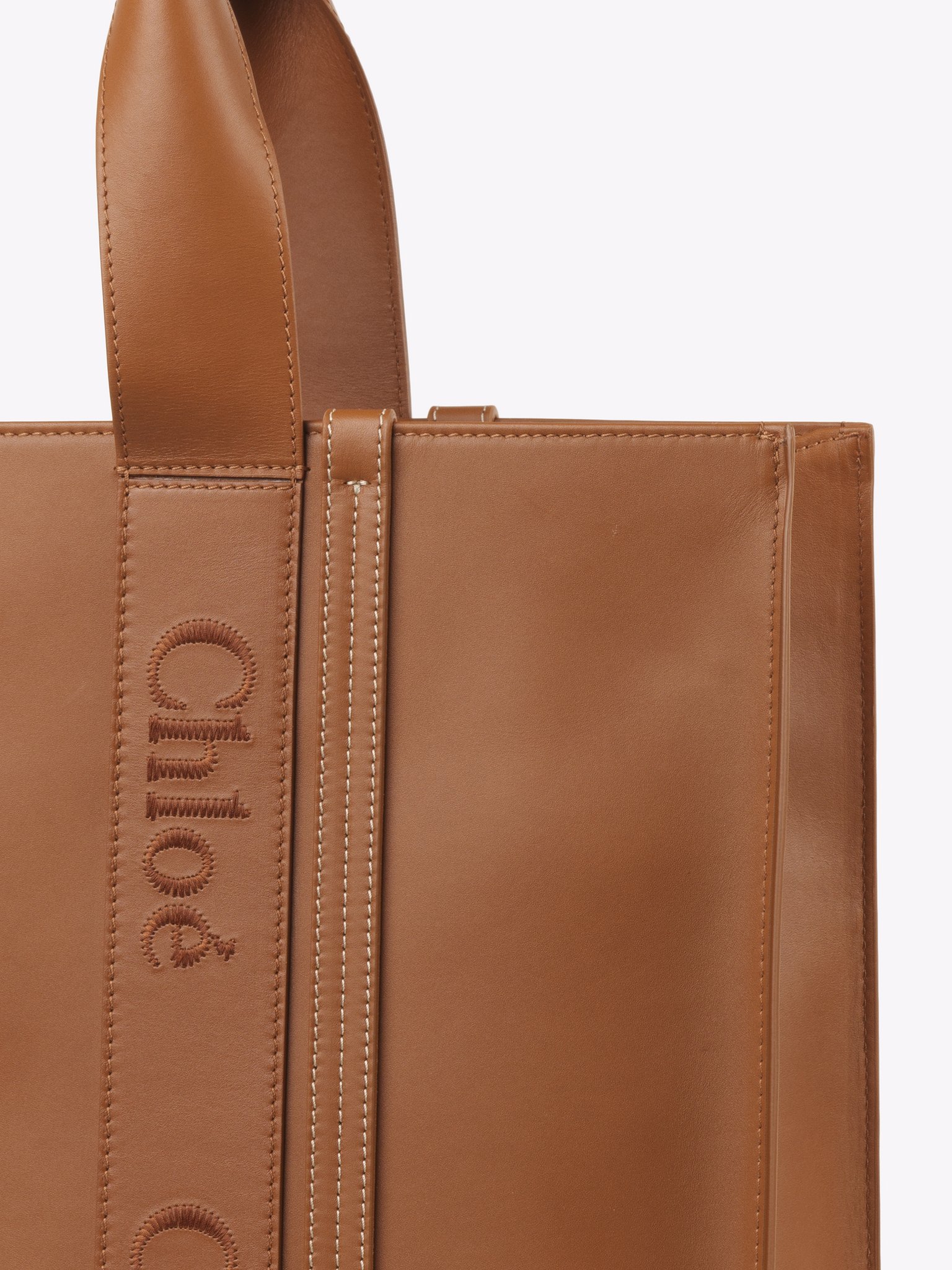 Large Woody tote bag in soft leather Smooth calfskin with Chloé logo
Caramel Product detail