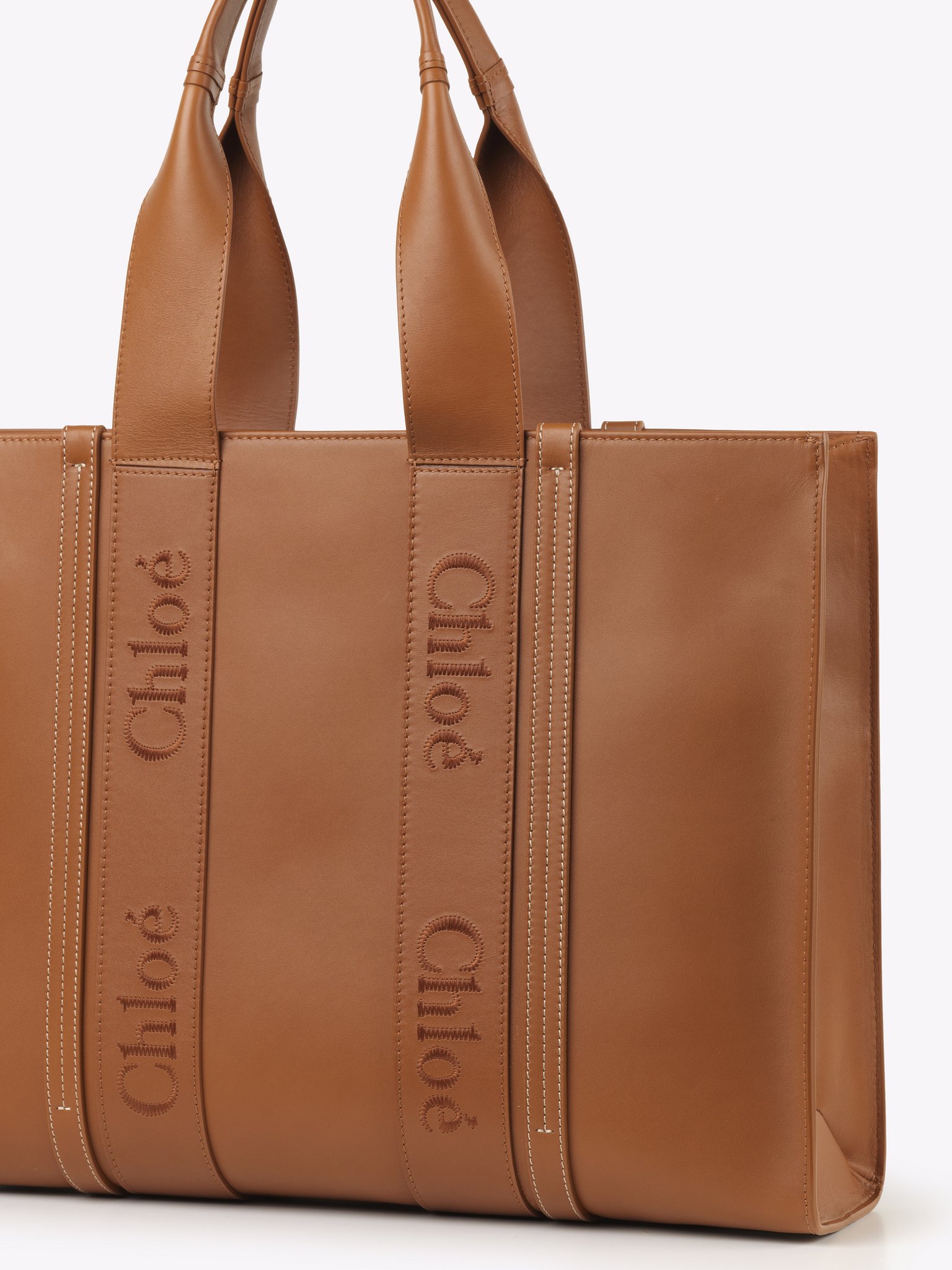 Large Woody tote bag in soft leather Smooth calfskin with Chloé logo
Caramel Top view of the product