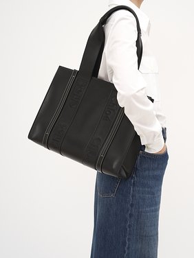 Woody tote bag in soft leather Smooth calfskin with Chloé logo
Black [*** acc_altImage_shotG ***]