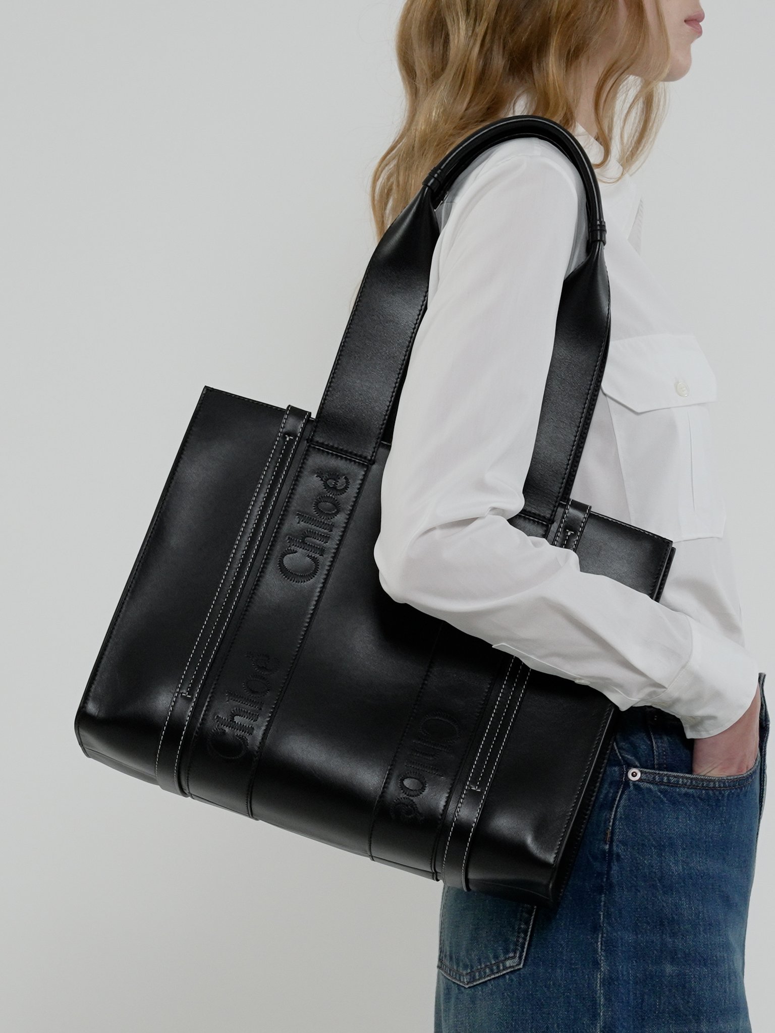 Woody tote bag in soft leather Smooth calfskin with Chloé logo
Black [*** acc_altImage_shotV ***]