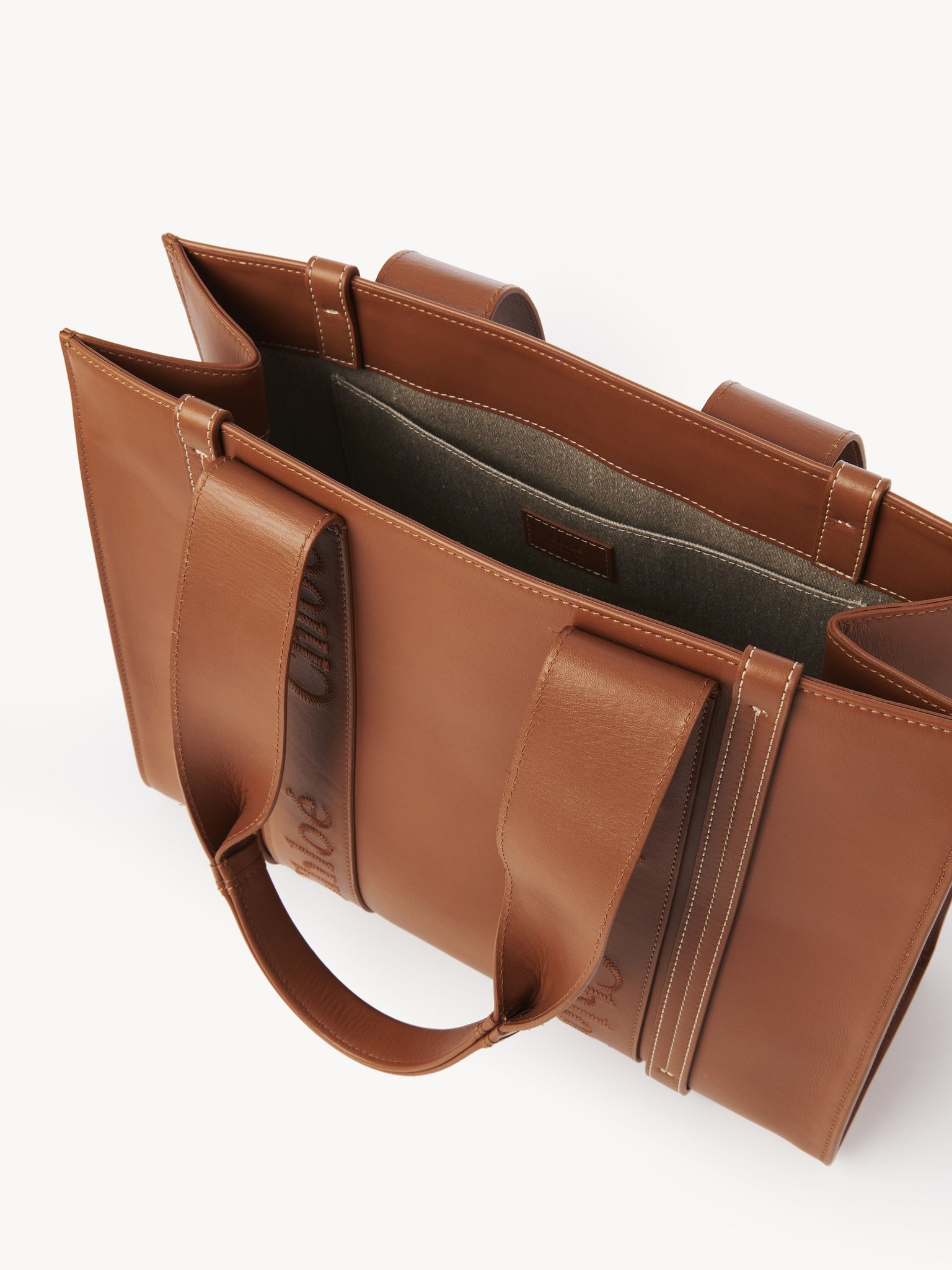 Woody tote bag in soft leather Smooth calfskin with Chloé logo
Caramel Front view of the product being worn