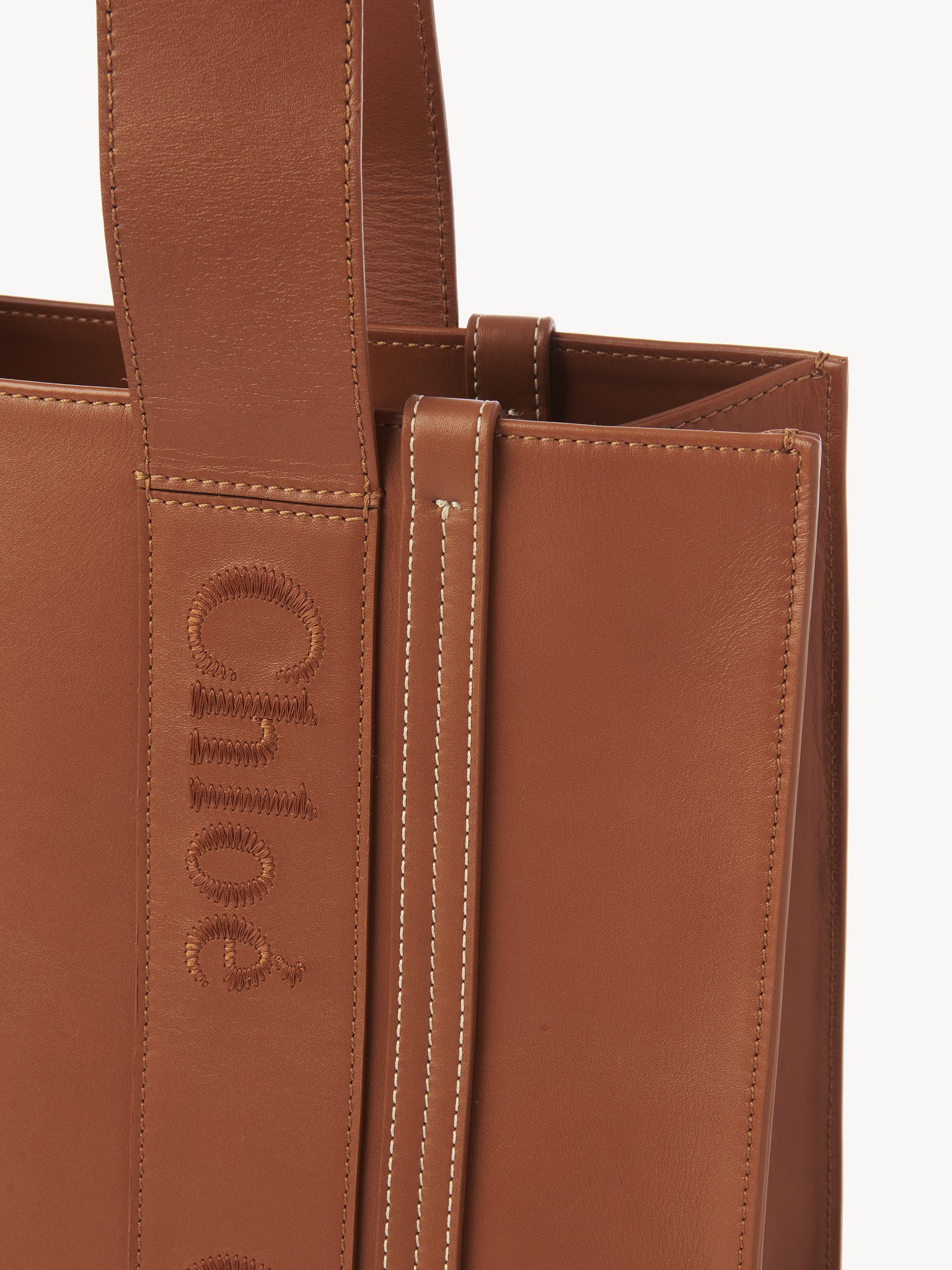 Woody tote bag in soft leather Smooth calfskin with Chloé logo
Caramel Product detail