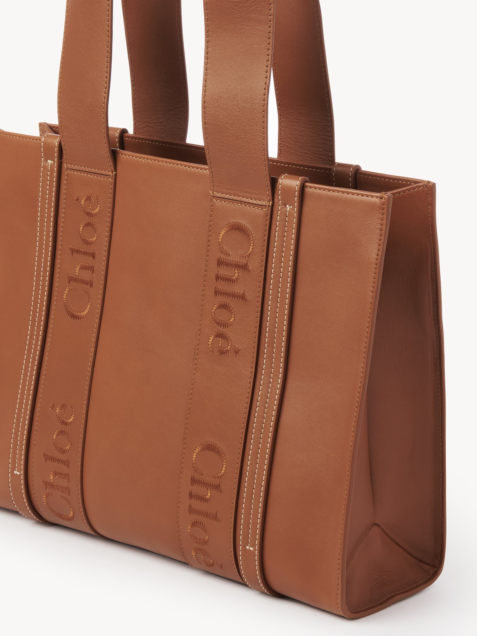 Woody tote bag in soft leather Smooth calfskin with Chloé logo
Caramel Top view of the product