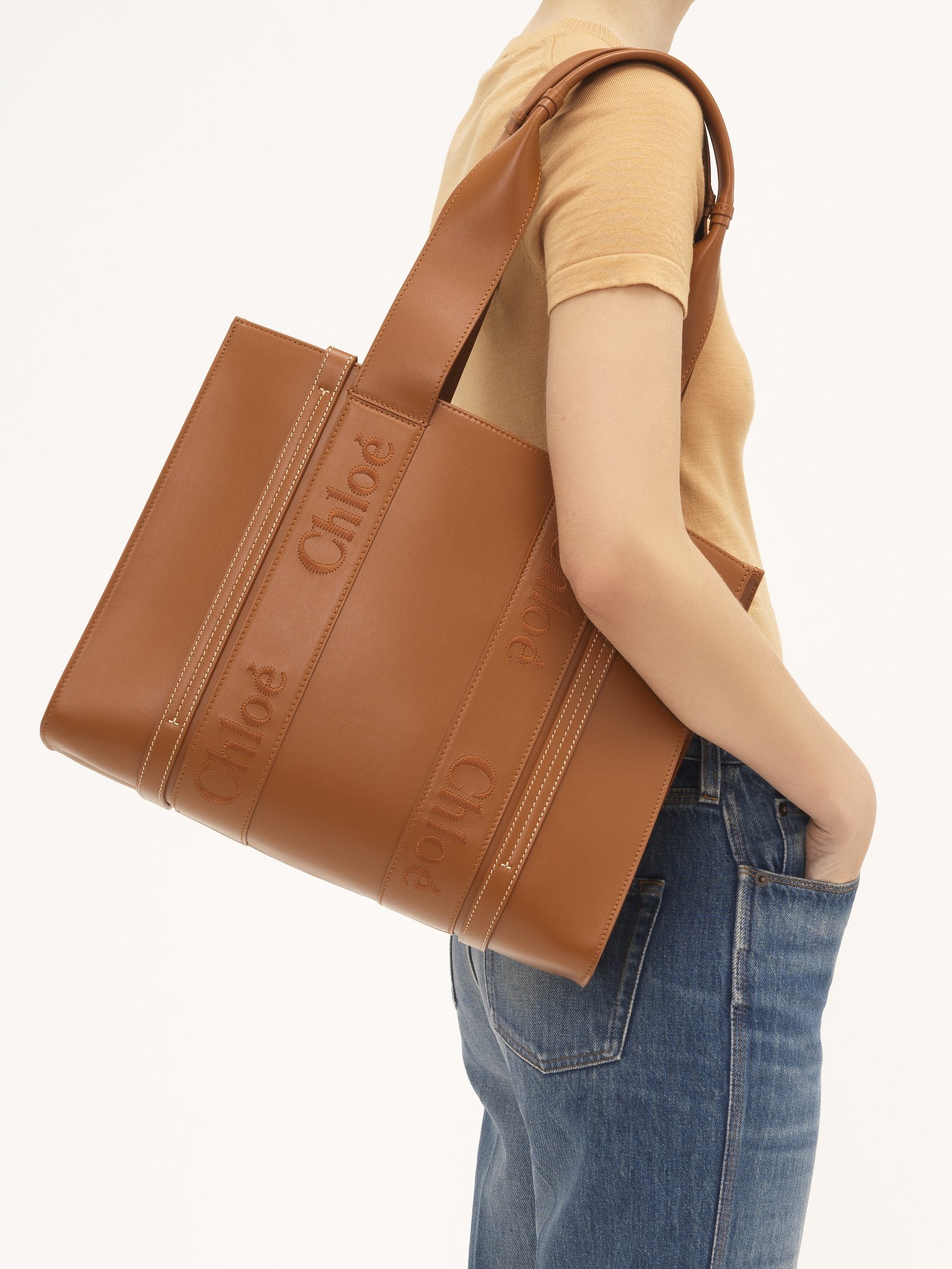 Woody tote bag in soft leather Smooth calfskin with Chloé logo
Caramel [*** acc_altImage_shotG ***]