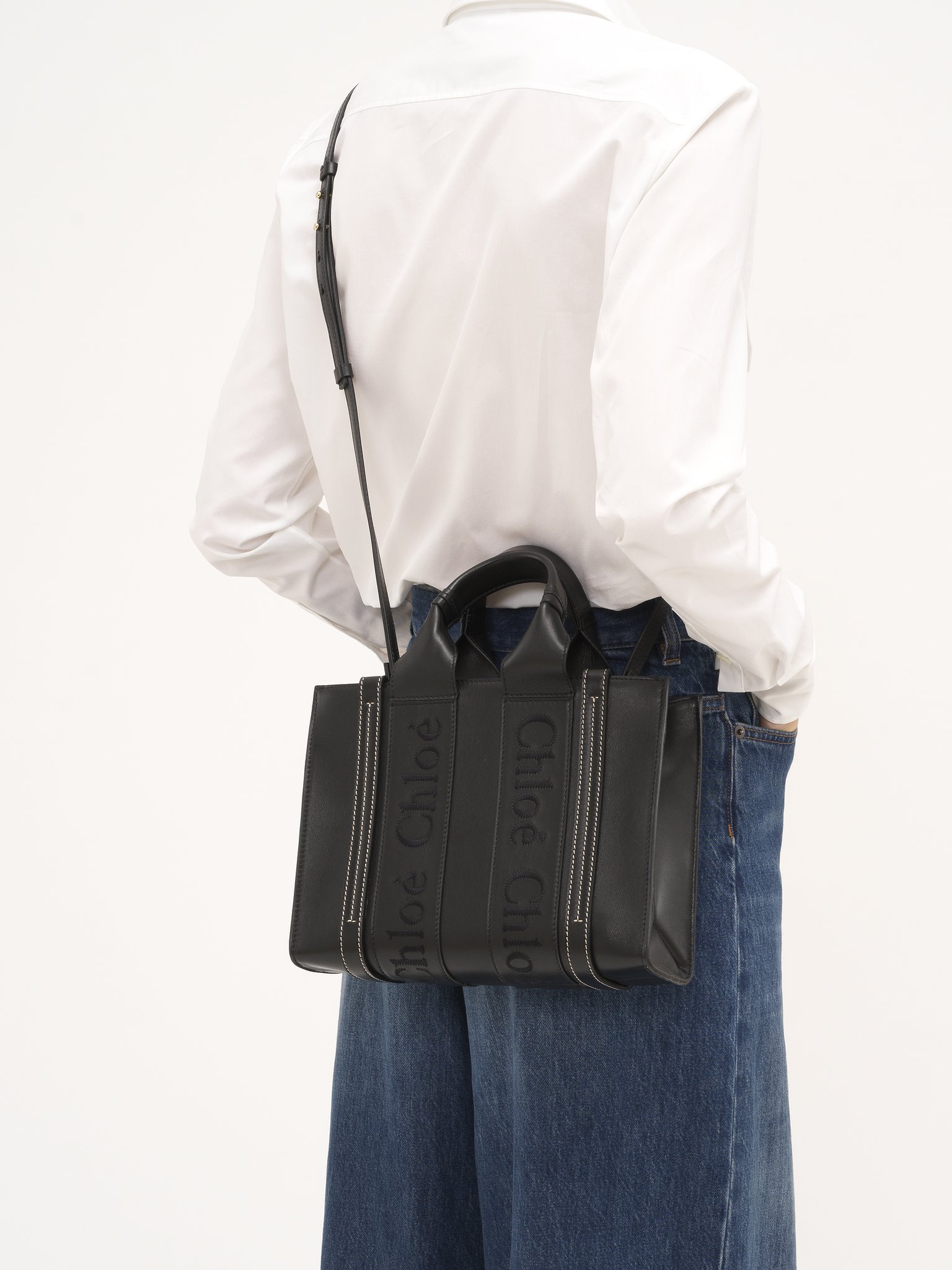 Small Woody tote bag in soft leather Smooth calfskin with Chloé logo
Black [*** acc_altImage_shotG ***]