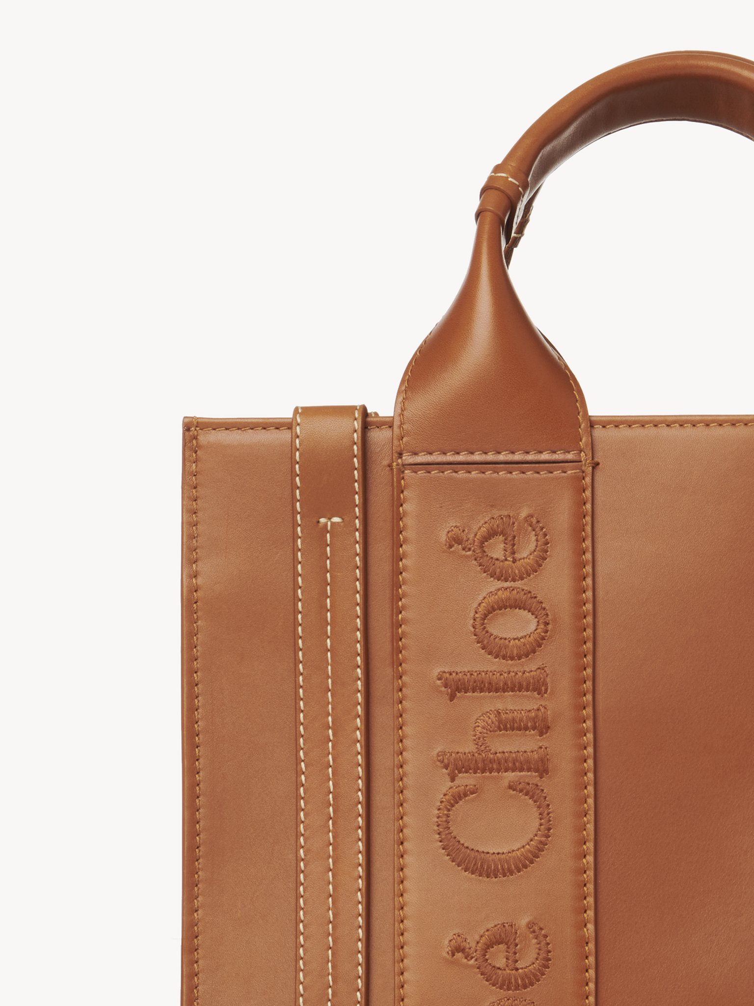 Small Woody tote bag Smooth calfskin with Chloé logo
Caramel Product detail