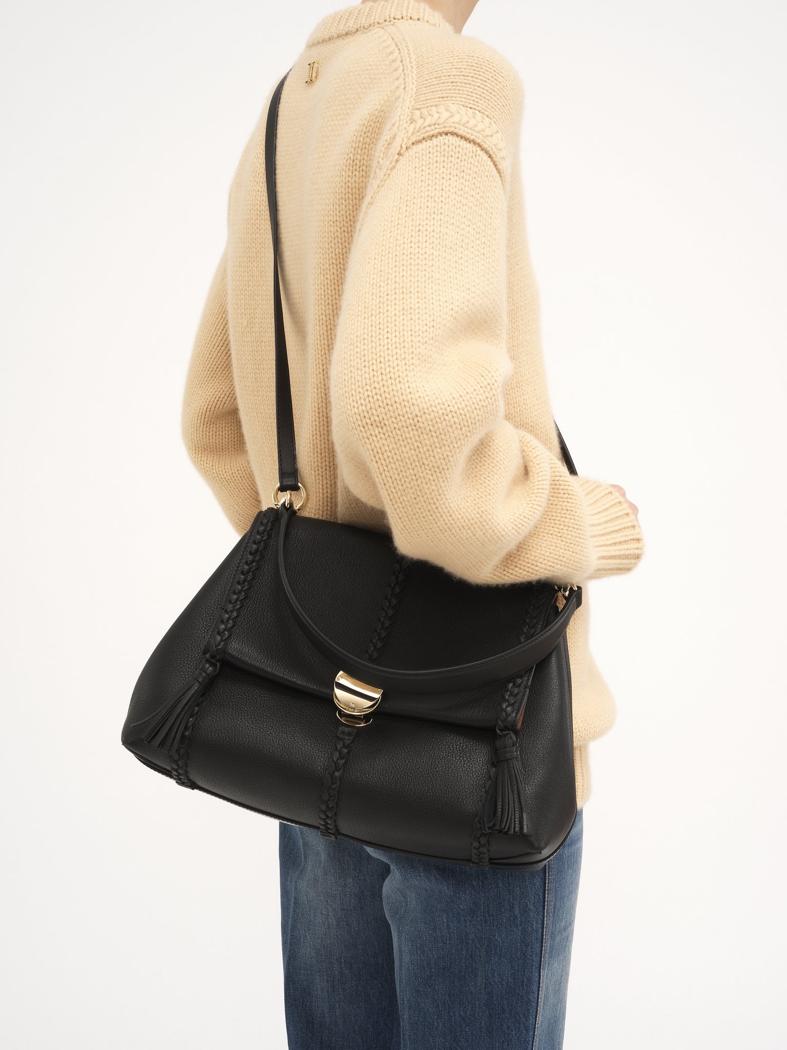 Penelope soft shoulder bag in grained leather Grained bull leather with leather braids
Black [*** acc_altImage_shotH ***]