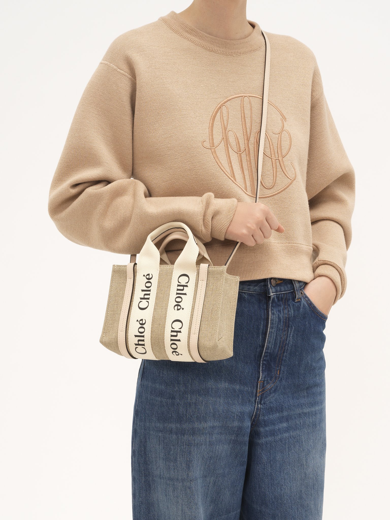 Mini Woody tote bag in linen Linen canvas & shiny calfskin with Chloé logo
Cement Pink [*** acc_altImage_shotG ***]