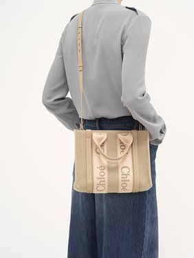 Small Woody tote bag in linen Linen canvas, calfskin & webbing with Chloé logo
Blushy Beige 