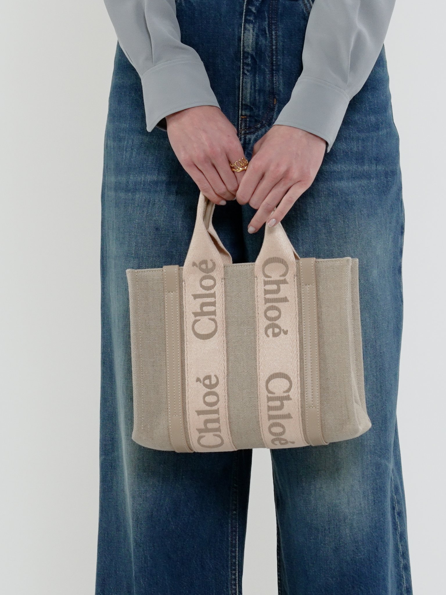 Small Woody tote bag in linen Linen canvas, calfskin & webbing with Chloé logo
Blushy Beige [*** acc_altImage_shotV ***]