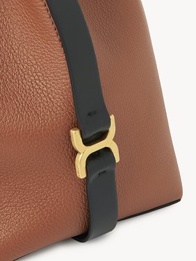 Marcie bucket bag in grained leather Grained calfskin
Tan Product detail