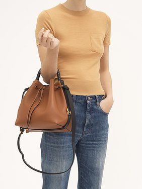 Marcie bucket bag in grained leather Grained calfskin
Tan [*** acc_altImage_shotG ***]