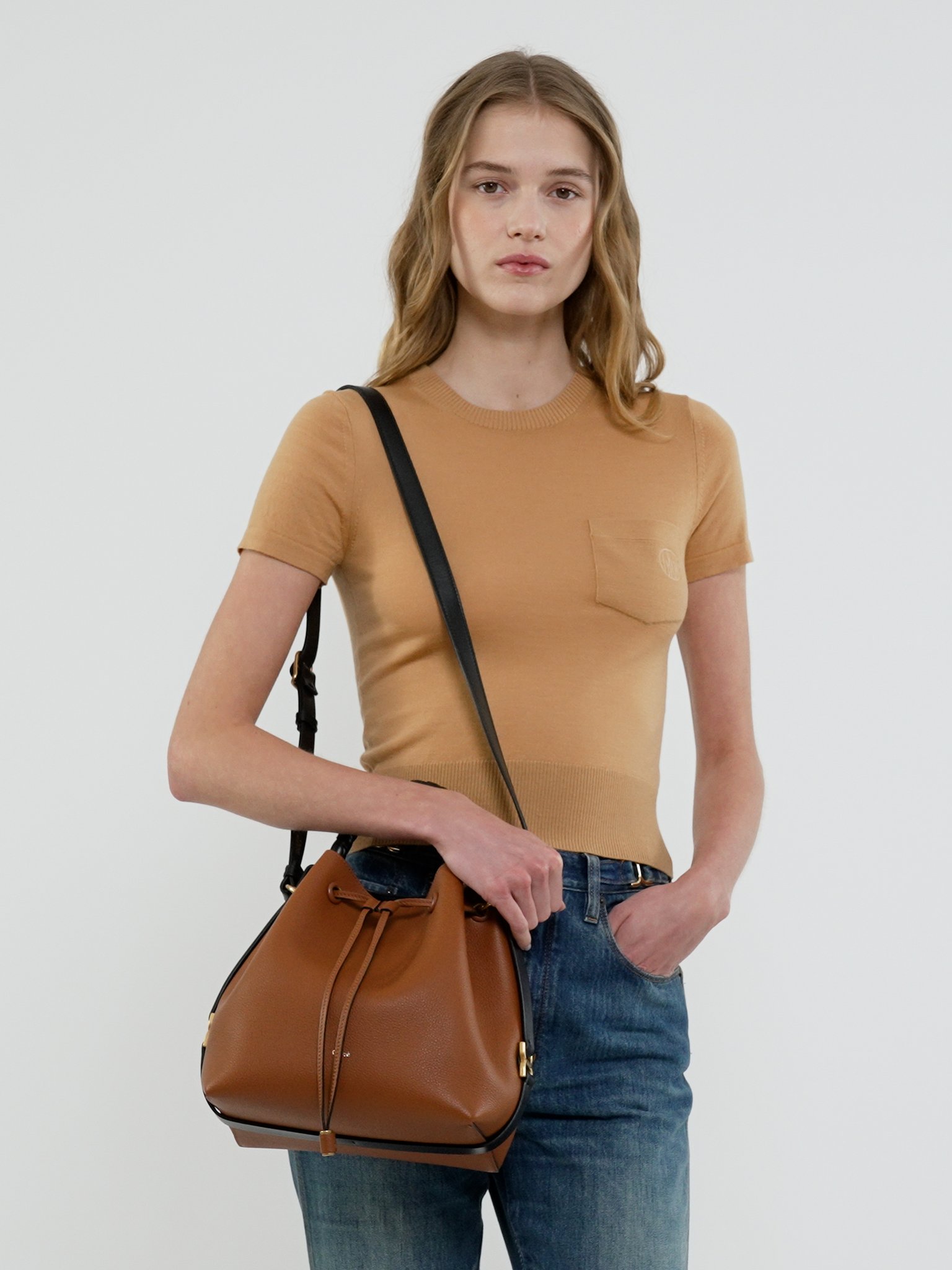 Marcie bucket bag in grained leather Grained calfskin
Tan [*** acc_altImage_shotV ***]