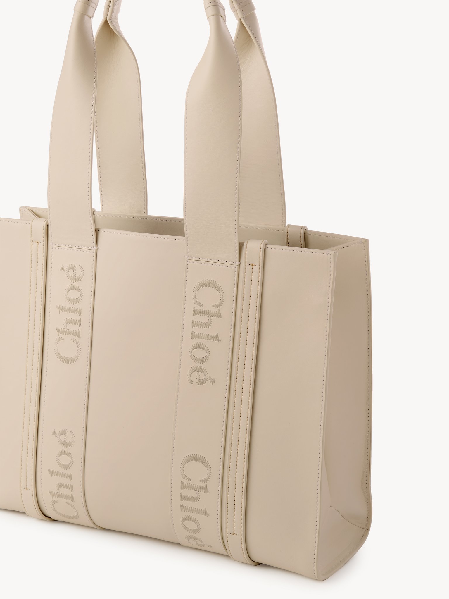 Woody tote bag in soft leather Smooth calfskin with Chloé logo
Cement Pink Top view of the product