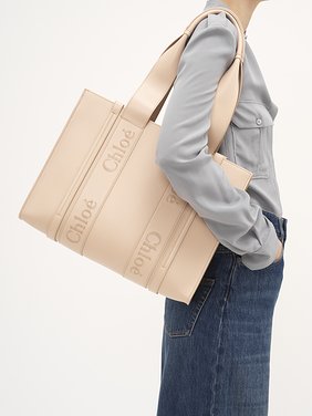 Woody tote bag in soft leather Smooth calfskin with Chloé logo
Cement Pink [*** acc_altImage_shotG ***]