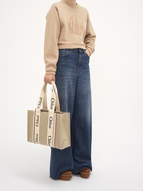 Woody tote bag in linen Linen canvas & shiny calfskin with Chloé logo
Cement Pink [*** acc_altImage_shotG ***]