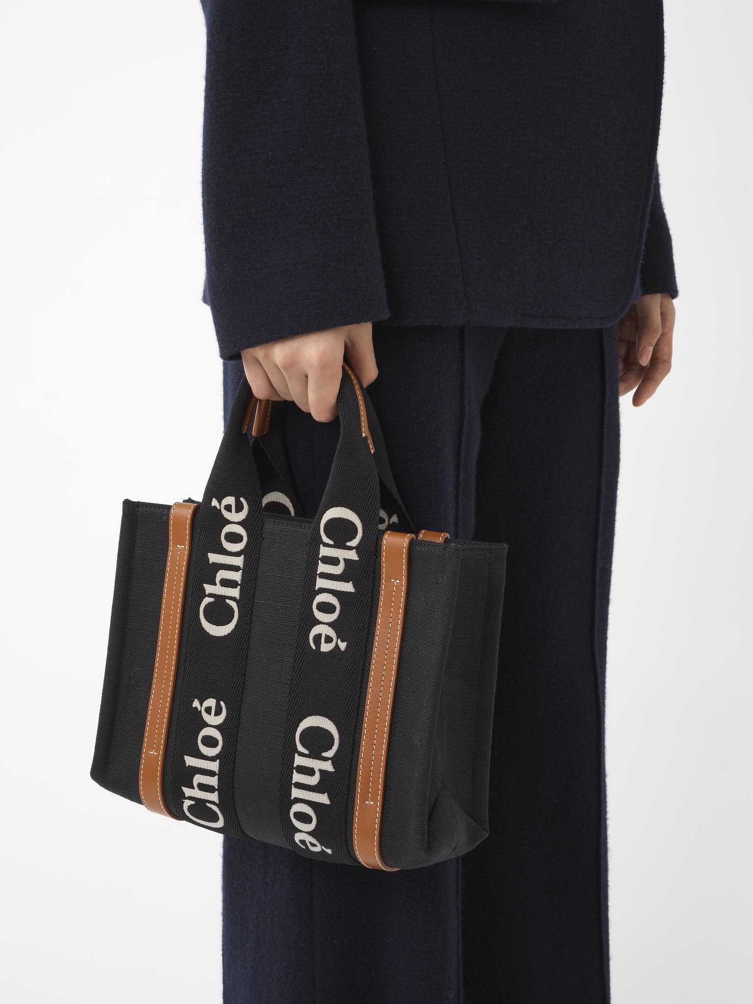 Small Woody tote bag in linen Linen canvas & shiny calfskin with Chloé logo
Black & Beige Back view of the product