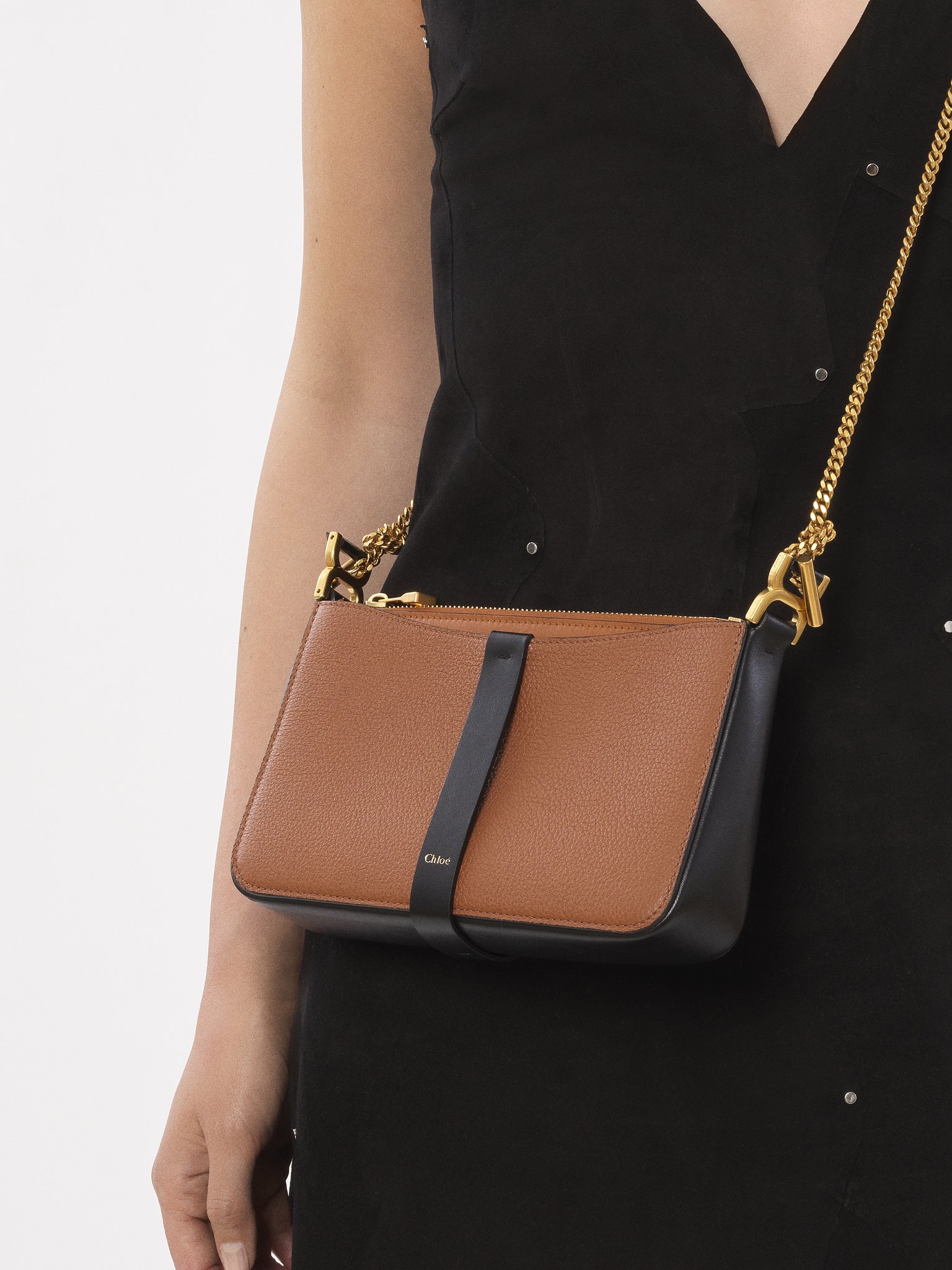 Marcie pouch on chain in grained leather Grained & shiny calfskin
Tan 