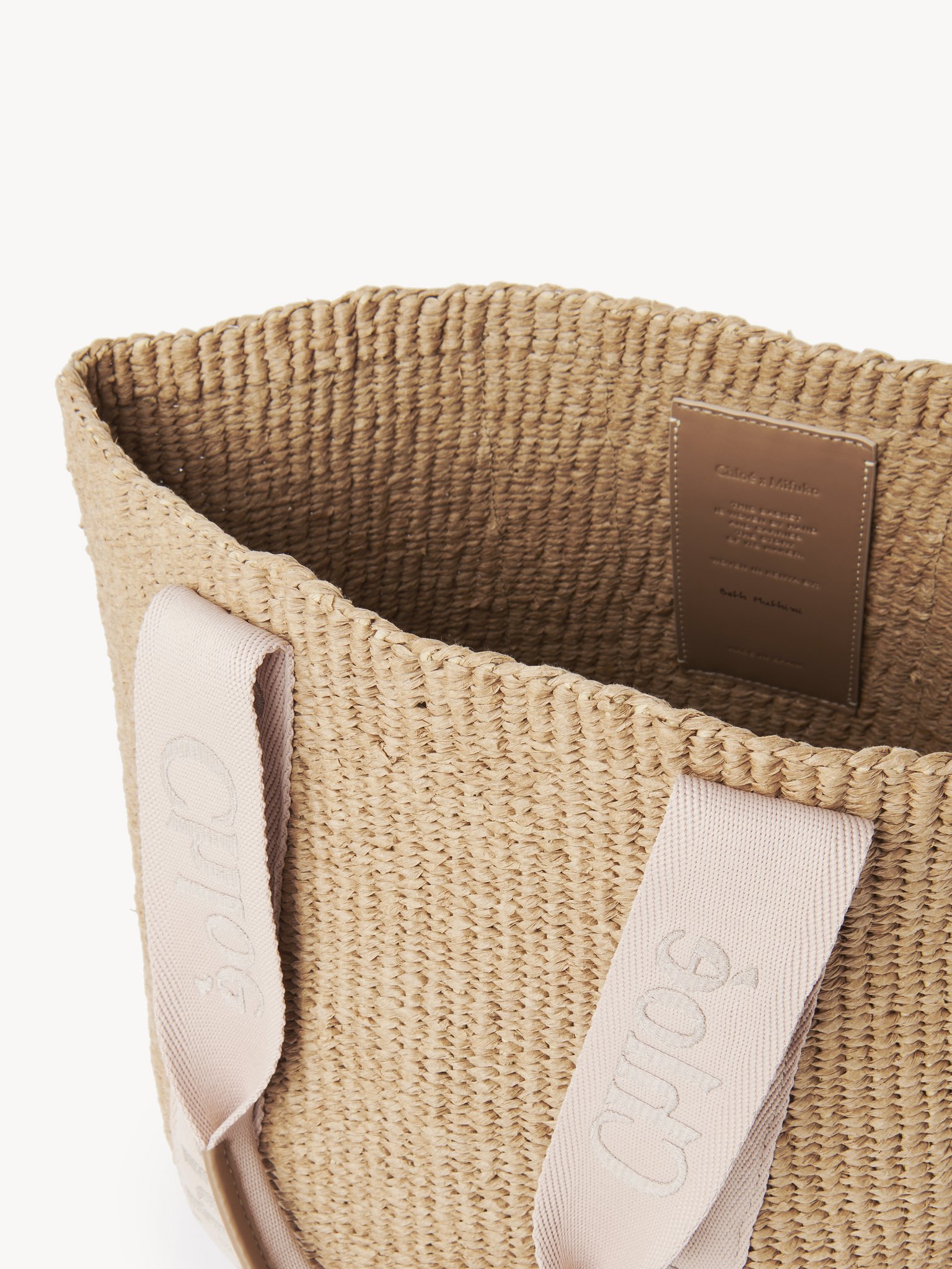 Large Woody basket in natural fibres Fair-trade paper, calfskin and webbing with Chloé logo
Blushy Beige Front view of the product being worn