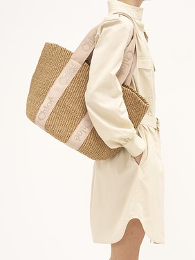 Large Woody basket in natural fibres Fair-trade paper, calfskin and webbing with Chloé logo
Blushy Beige Front view of the product being worn