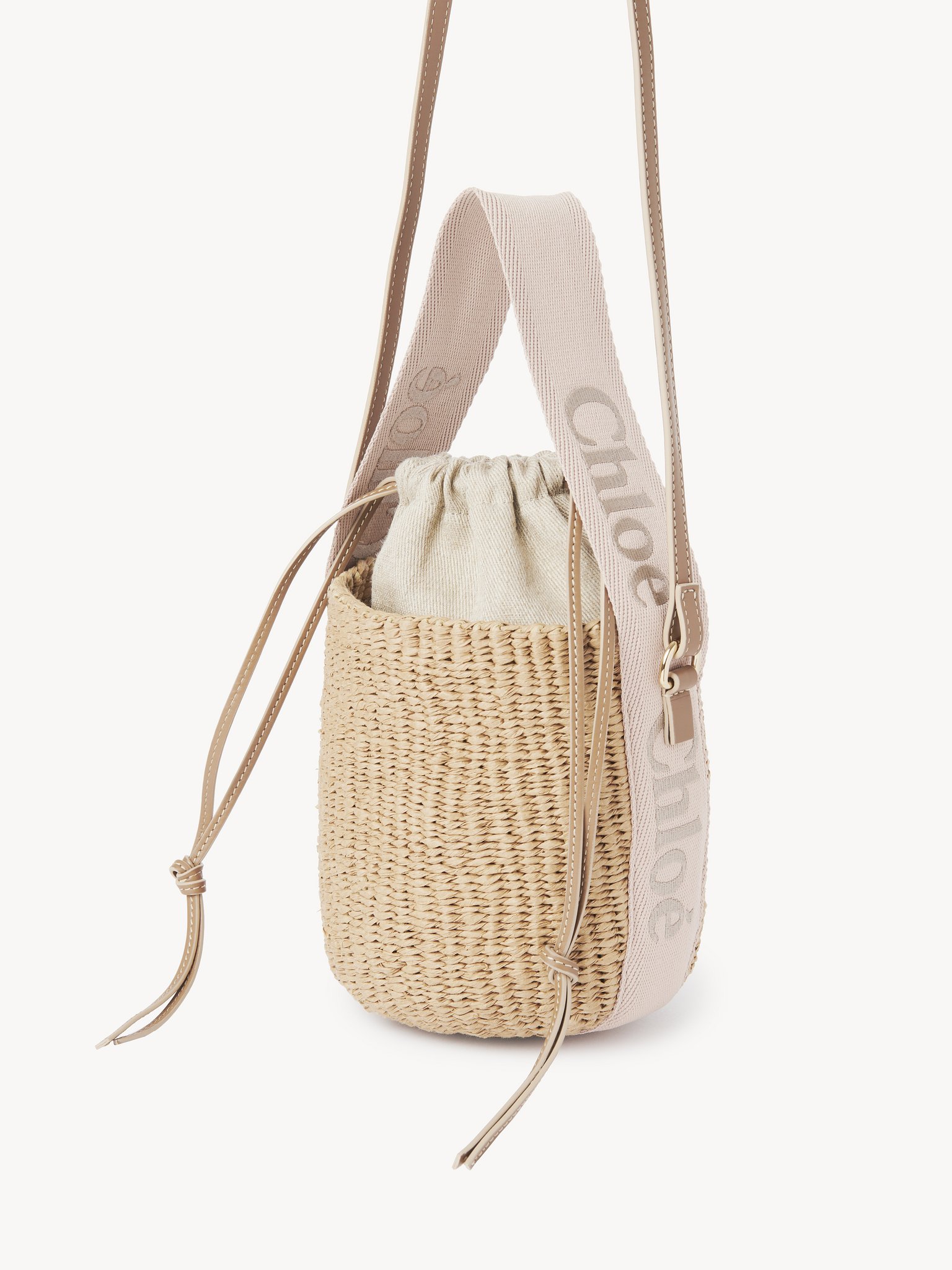 Small Woody tote bag in natural fibres Fair trade paper, calfskin & webbing with Chloé logo
Blushy Beige Product detail